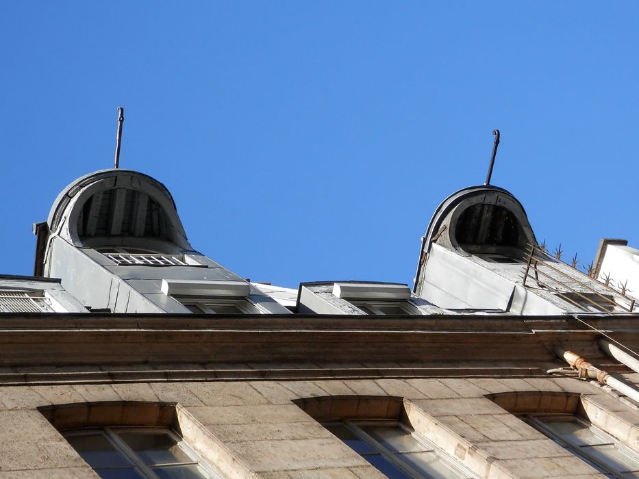 façade sur rue, détail des lucarnes