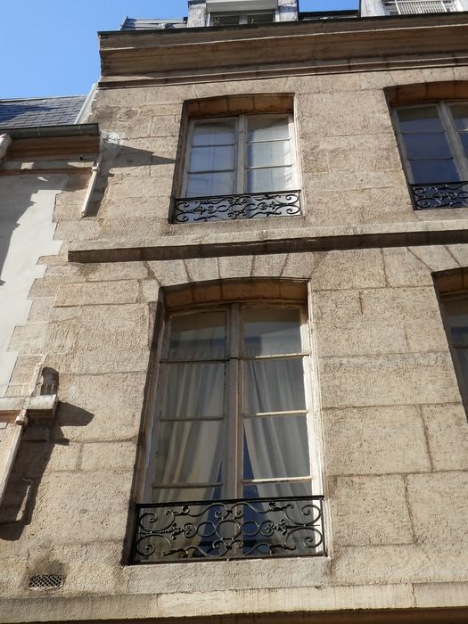 façade sur rue, détail des baies des 1er et 2e étage