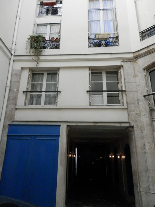 façade sur cour, vue partielle