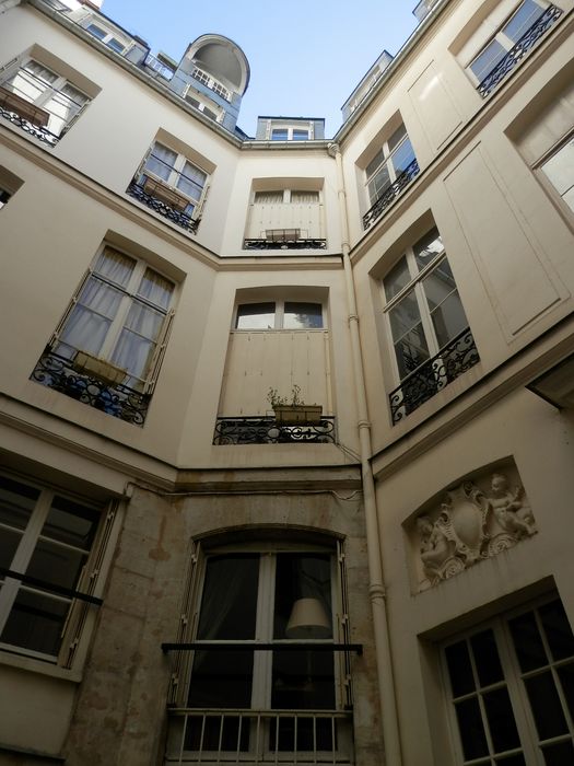 façade sur cour, vue partielle