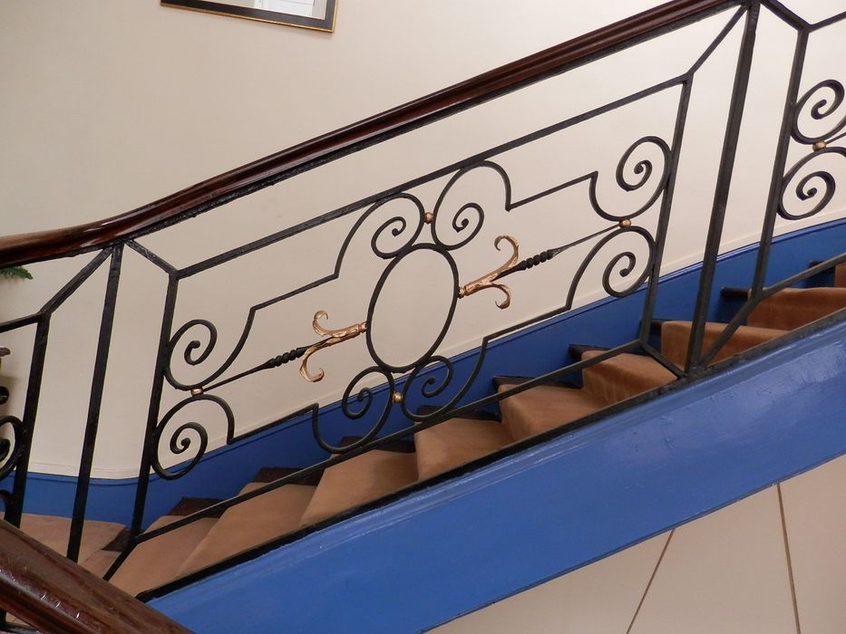 escalier, détail du départ de la rampe en fer forgé