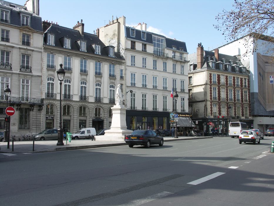 façade de l’hôtel sur le quai Malaquais dans son environnement urbain