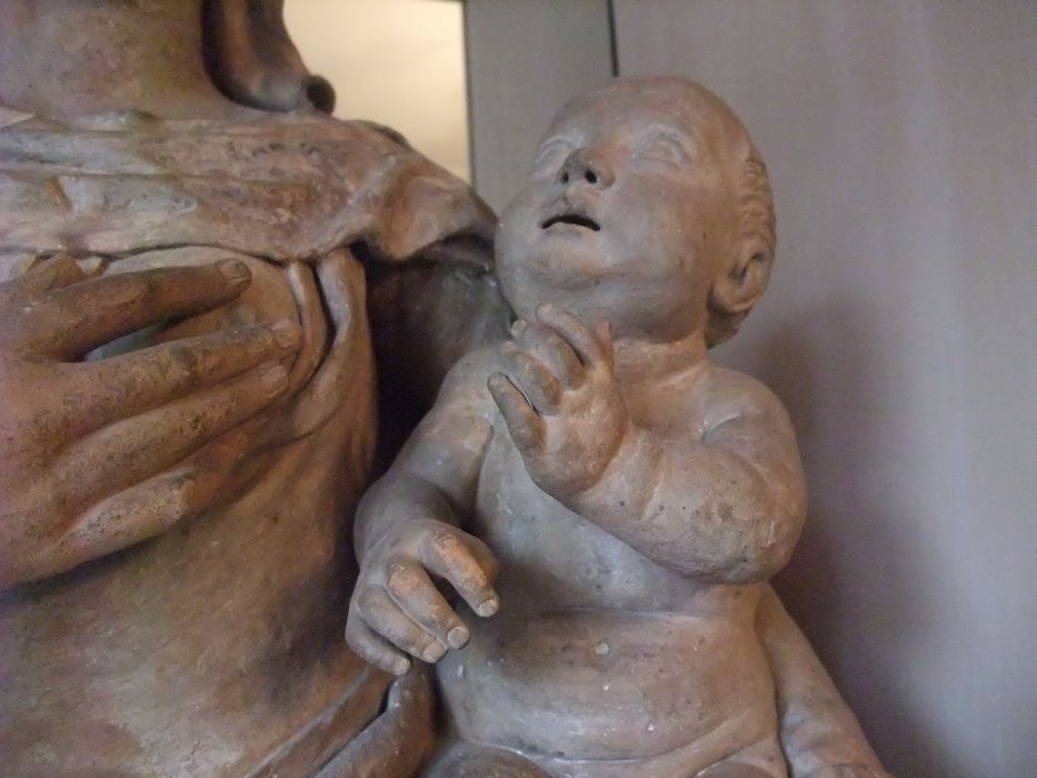 statuette : Vierge à l'Enfant, détail