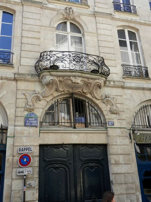 façade sur rue ; balcon de la façade sur rue, de style Régence, dit en poitrine d’oie (bocca d’oca)