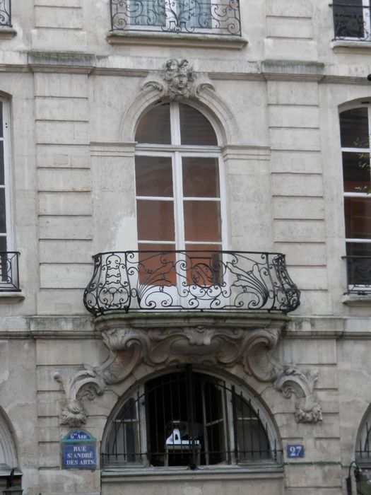 façade sur rue ; balcon de la façade sur rue, de style Régence, dit en poitrine d’oie (bocca d’oca)