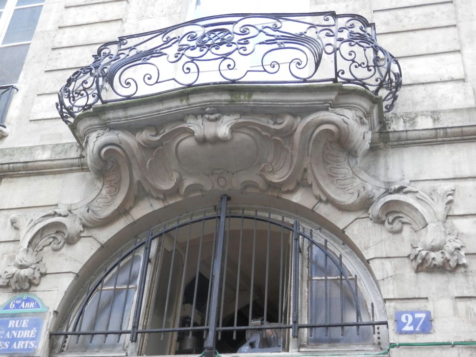 façade sur rue ; balcon de la façade sur rue, de style Régence, dit en poitrine d’oie (bocca d’oca)