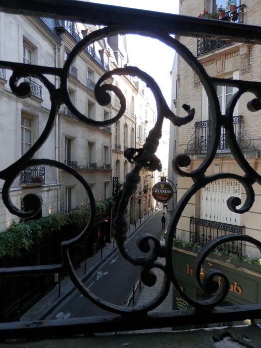 façade sur rue ; balcon de la façade sur rue, de style Régence, vue depuis l’intérieur de l’appartement