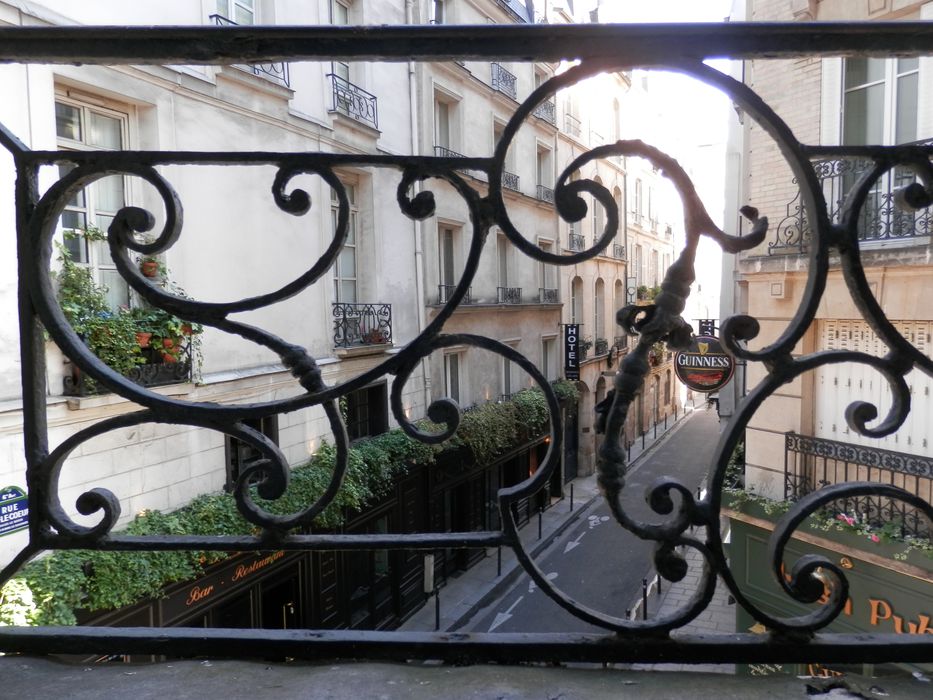 façade sur rue ; balcon de la façade sur rue, de style Régence, vue depuis l’intérieur de l’appartement