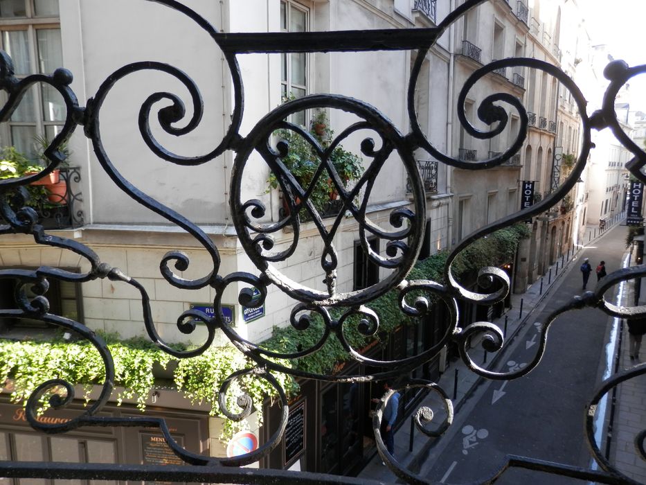 façade sur rue ; balcon de la façade sur rue, de style Régence, vue depuis l’intérieur de l’appartement