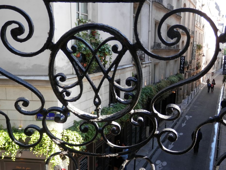 façade sur rue ; balcon de la façade sur rue, de style Régence, vue depuis l’intérieur de l’appartement