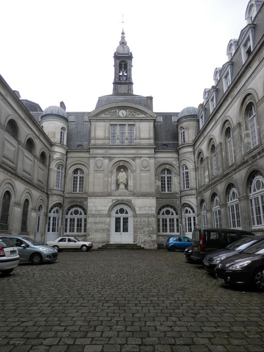 cour d‘honneur, vue partielle des façades