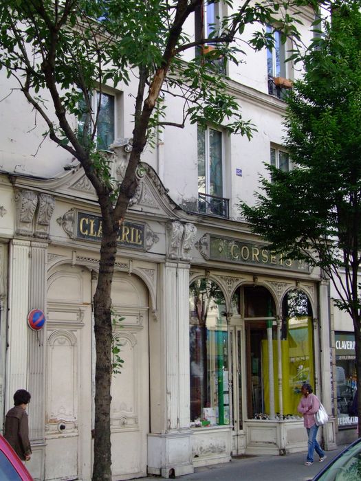 façade sur rue, vue partielle