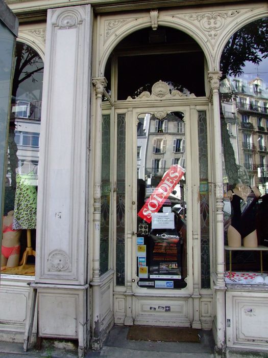 boutique à gauche, porte d'accès sur rue