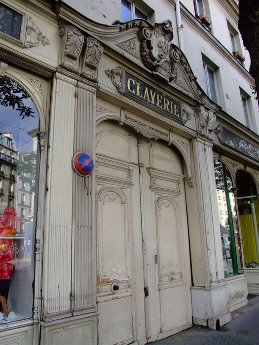 façade sur rue, portail monumental