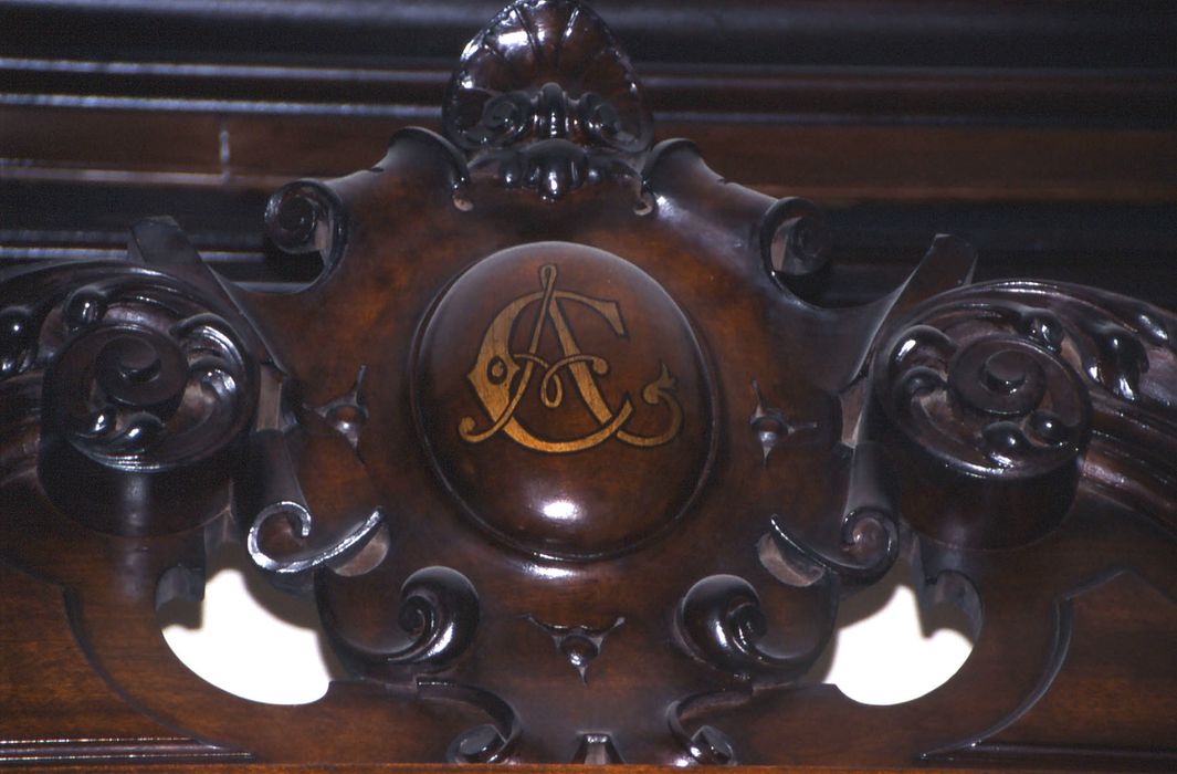 boutique à gauche, meuble, détail du monogramme d’Auguste Claverie