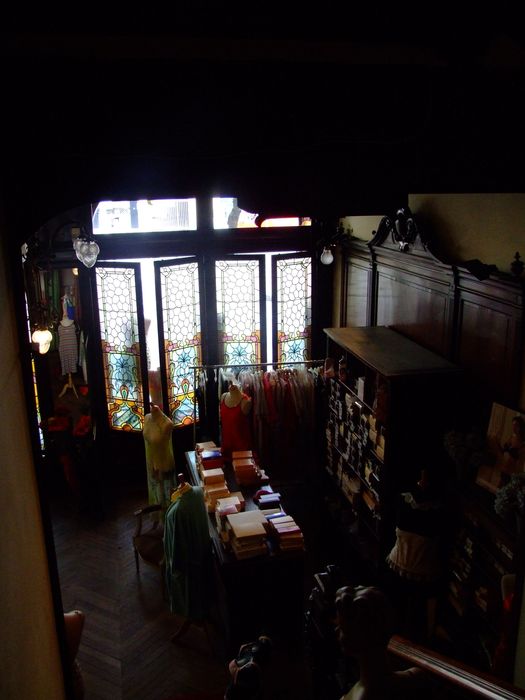 boutique à gauche, vue générale depuis le palier de l’escalier