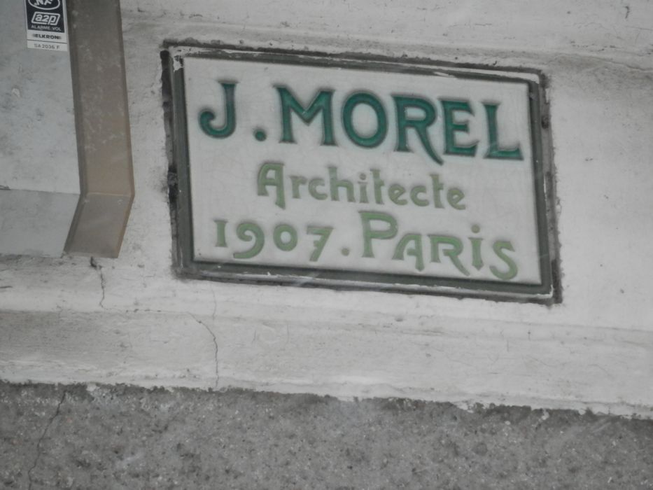 façade sur rue, détail de la plaque mentionnant le nom de l’architecte et la date construction