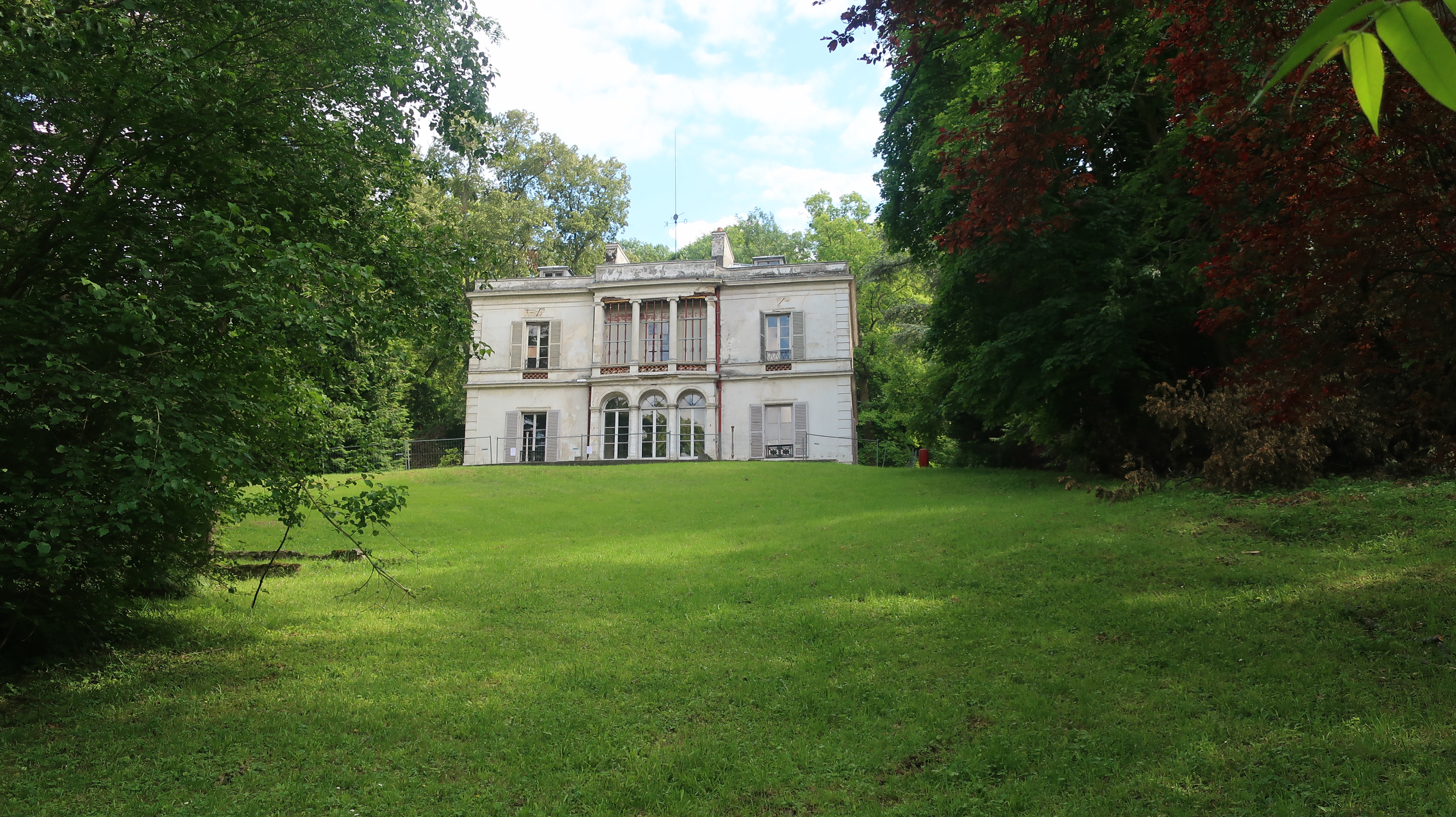 Vue du pavillon Viardot et de son parc