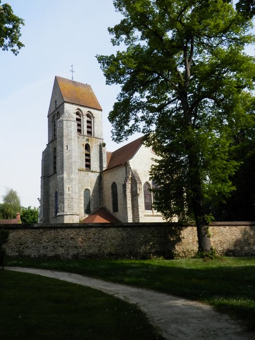 vue partielle de l’église depuis le parc du château