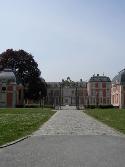 vue générale de la façade du château depuis le Nord-est