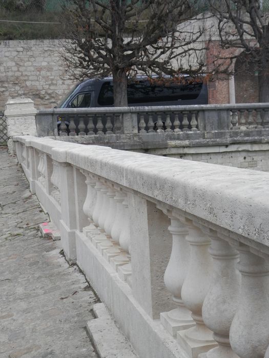 terrasses, détail d'une balustrade récemment restaurée