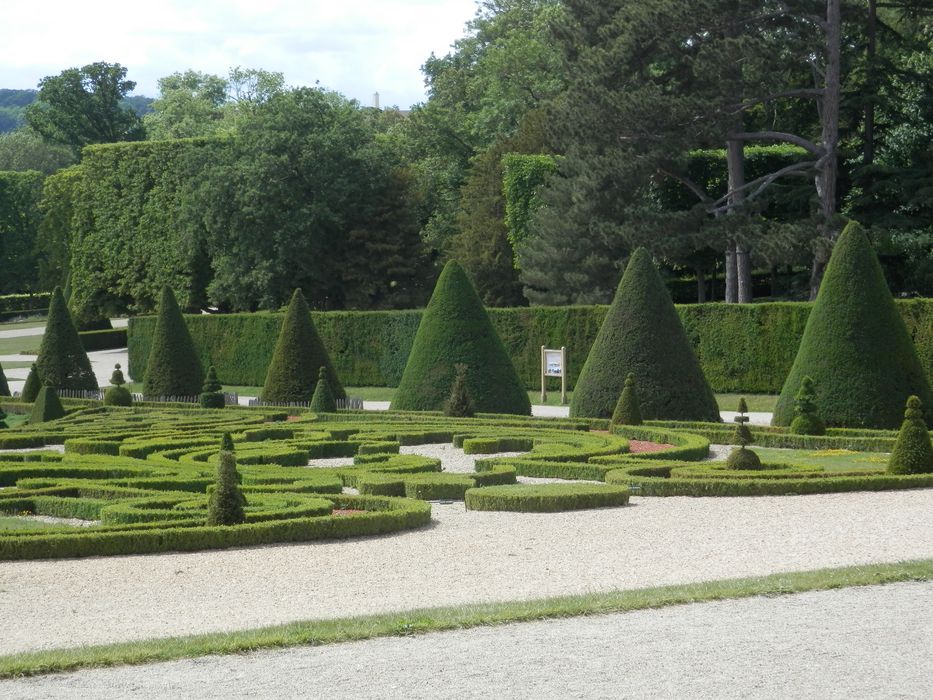 parterre de borderies Sud et topiaires d’Azéma