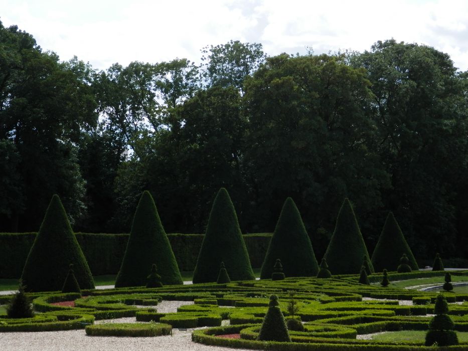 parterre de borderies Sud et topiaires d’Azéma