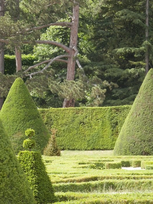 parterre de borderies Sud et topiaires d’Azéma