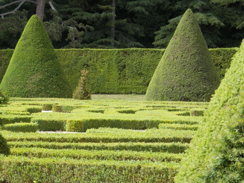 parterre de borderies Sud et topiaires d’Azéma