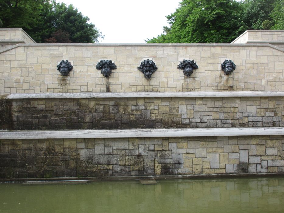 cascade de Léon Azéma, détail des mascarons attribués à l’atelier de Rodin