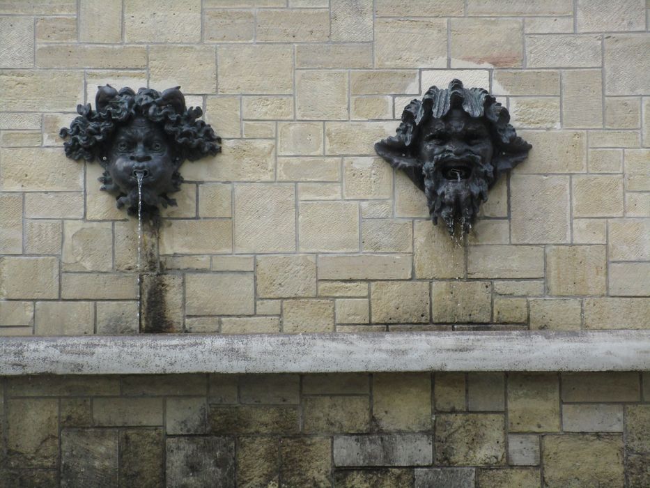 cascade de Léon Azéma, détail des mascarons attribués à l’atelier de Rodin