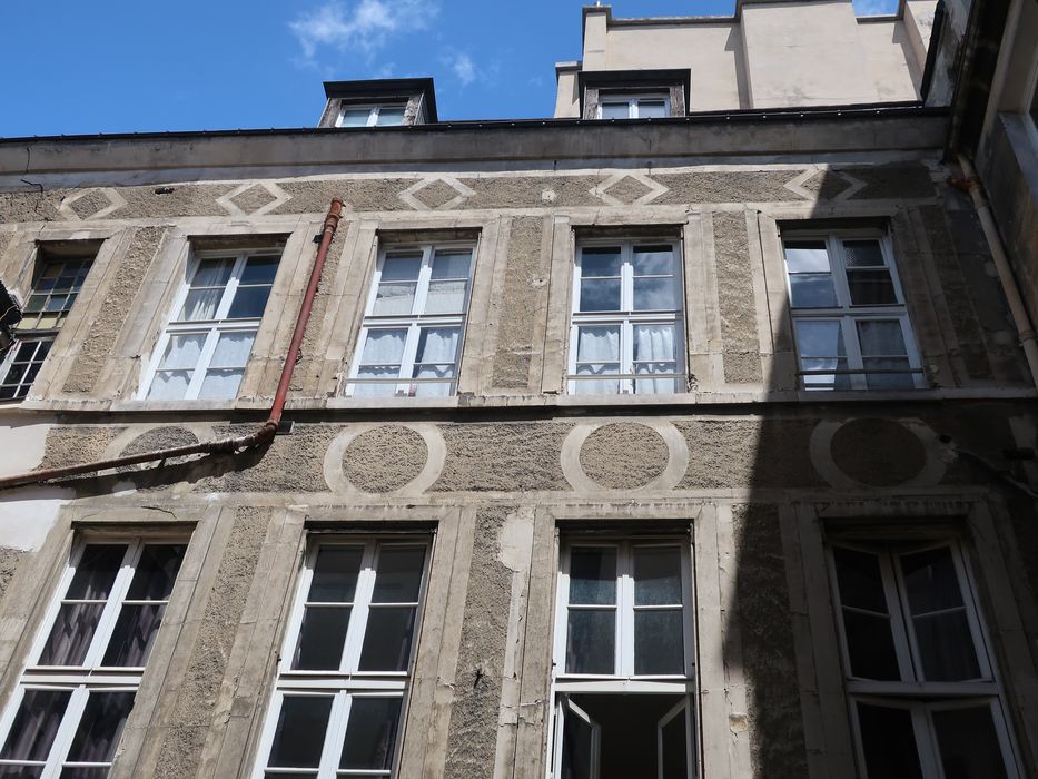 vue partielle de la façade sur cour avec son enduit d’origine