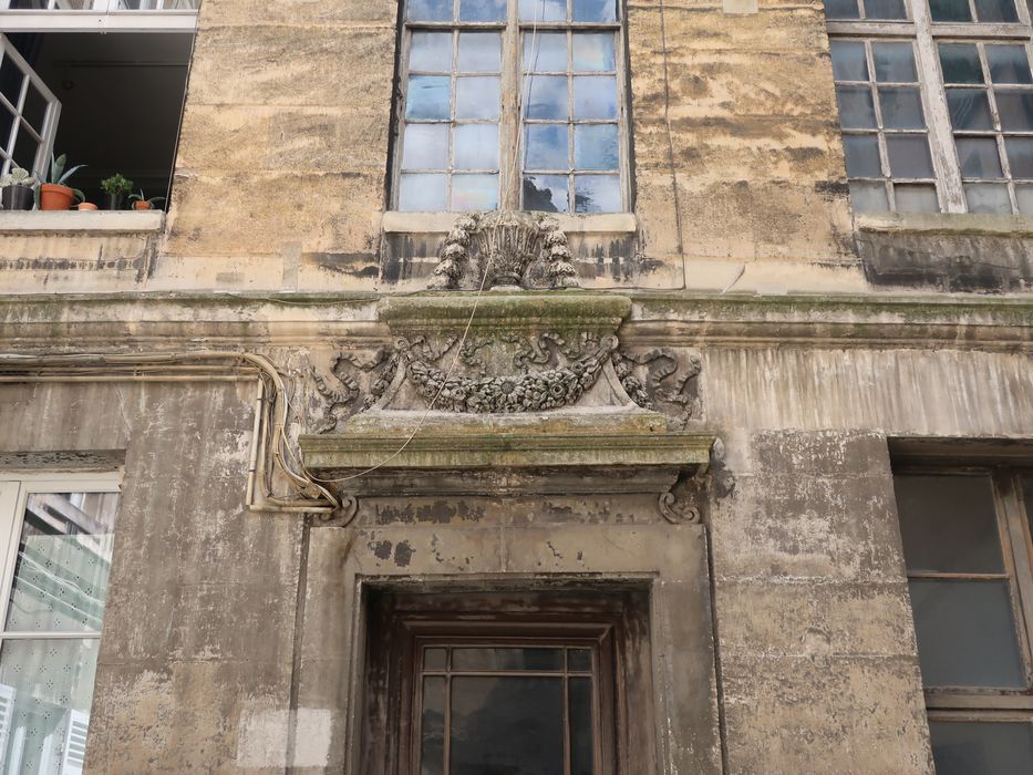 façade sur cour, porte d’accès détail du fronton