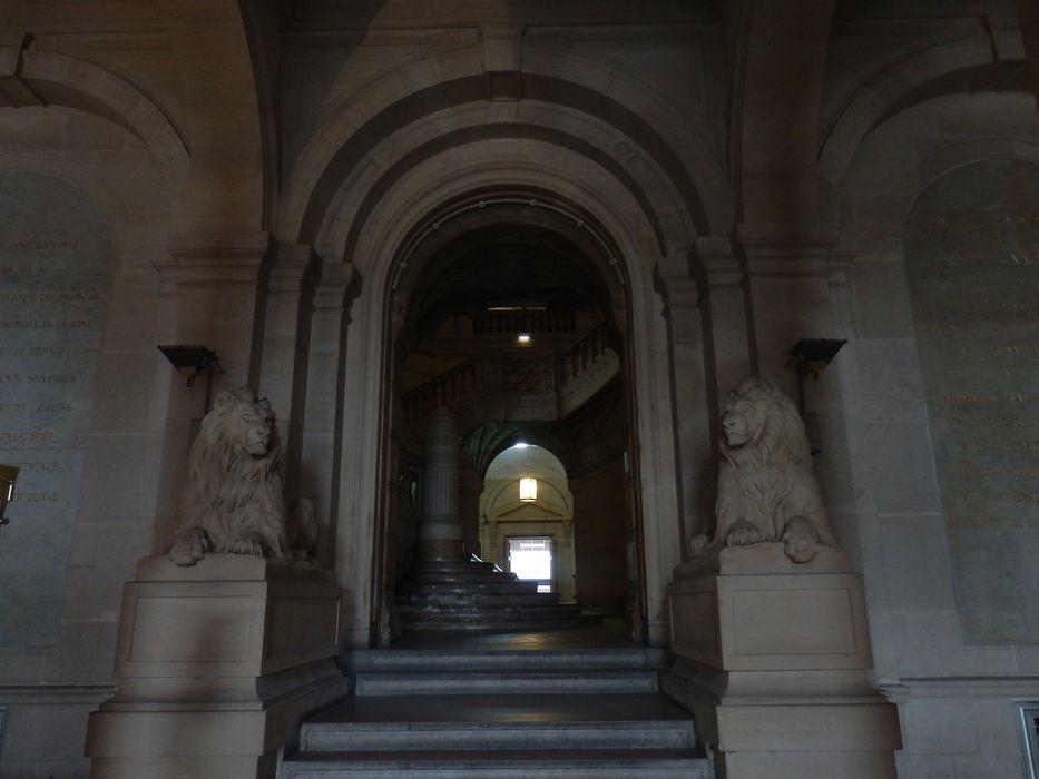 rez-de-chaussée de l’aile nord, porte d’accès à l'escalier