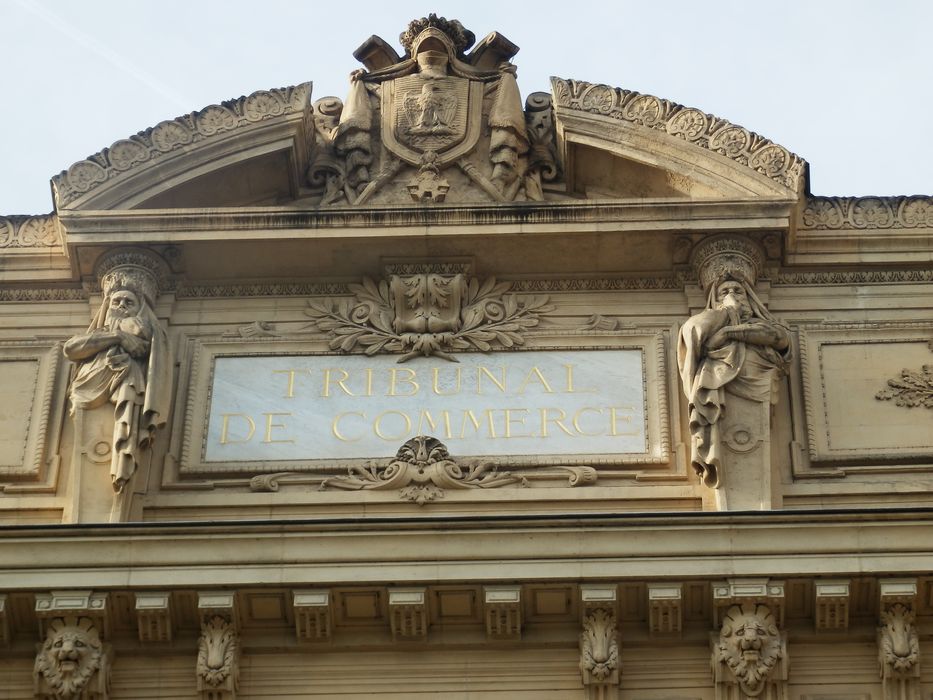 façade ouest, détail de l'attique