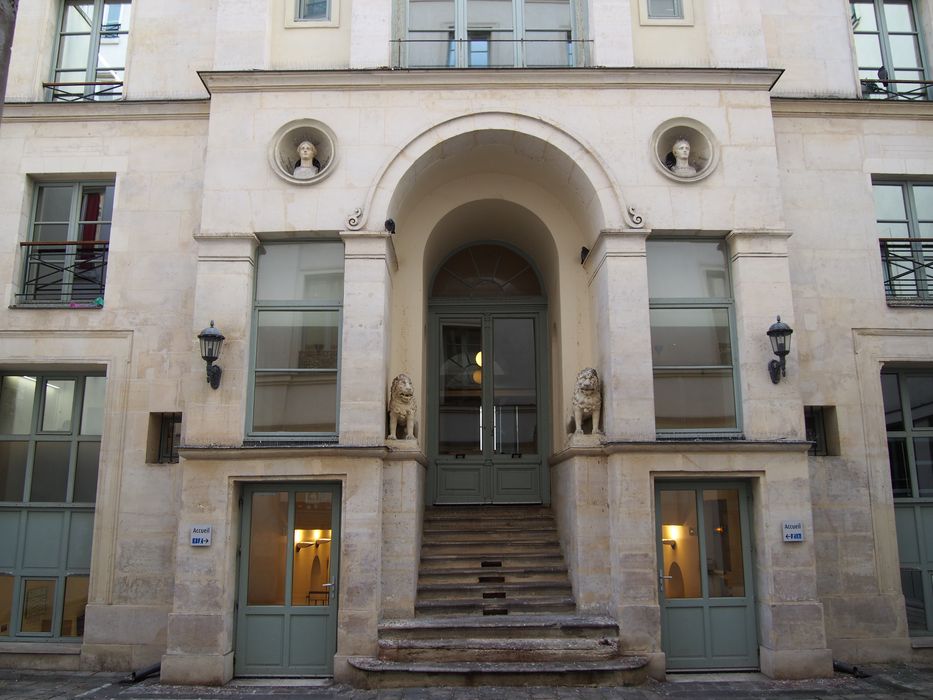 façade sur cour, vue partielle