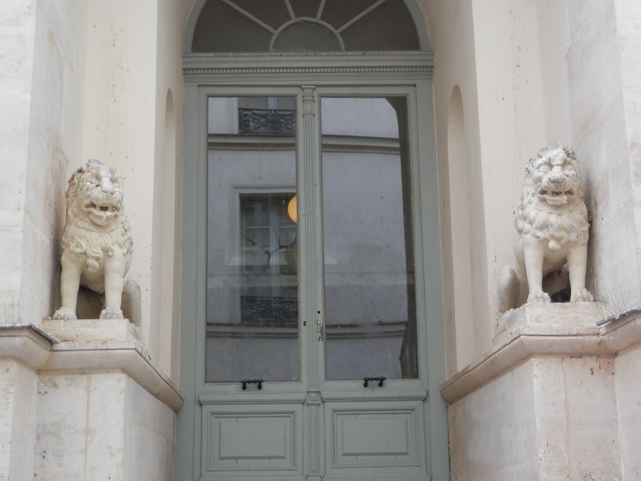 façade sur cour, porche d’accès encadré par deux statues de lion