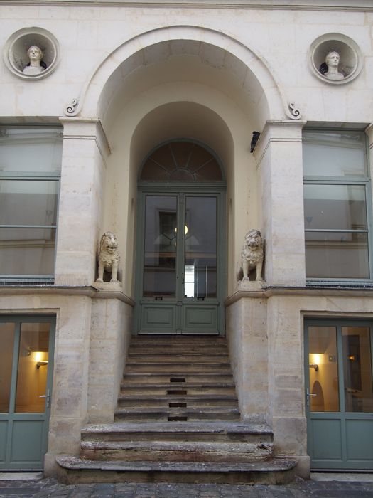 façade sur cour, porche d’accès