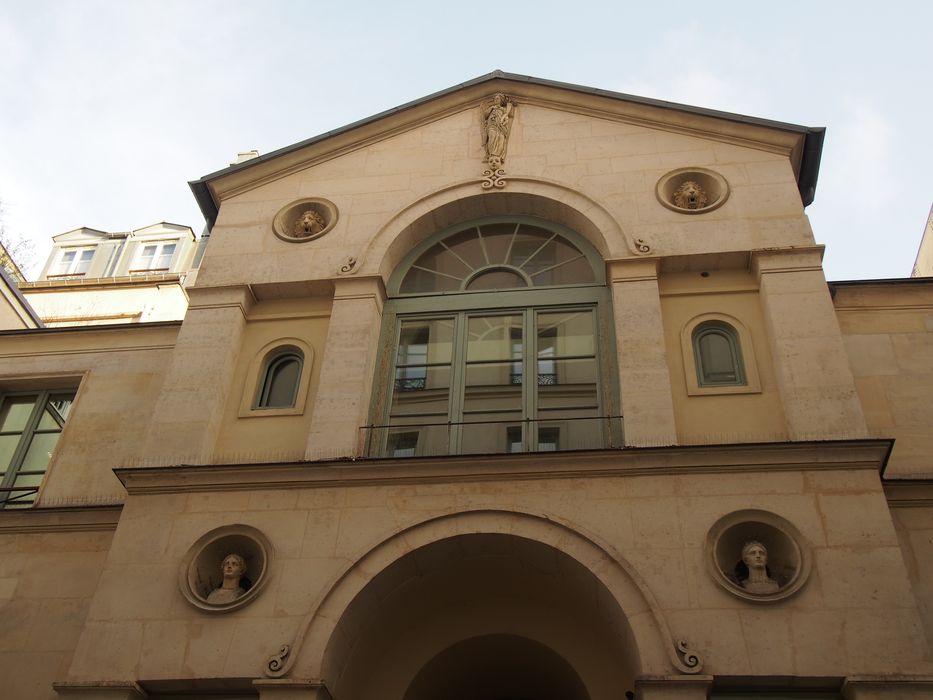 façade sur cour, vue partielle