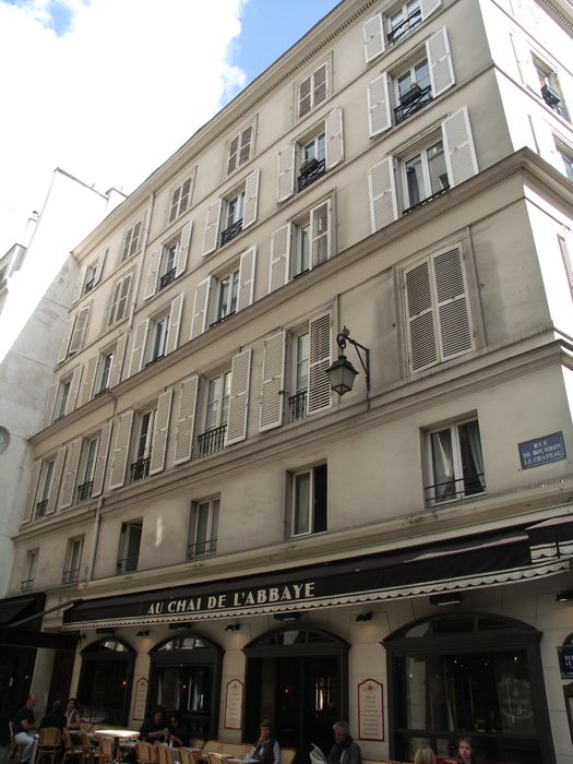 façade sur la rue Bourbon-le-Château