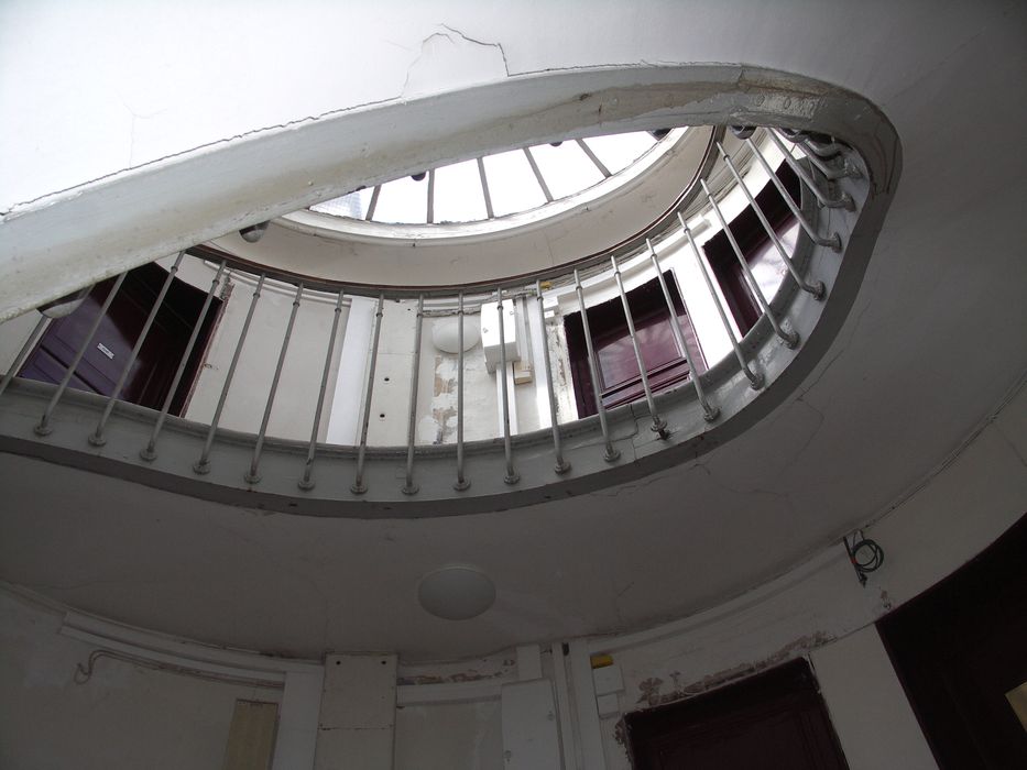 escalier, vue partielle avec vue sur l’oculus zénithal