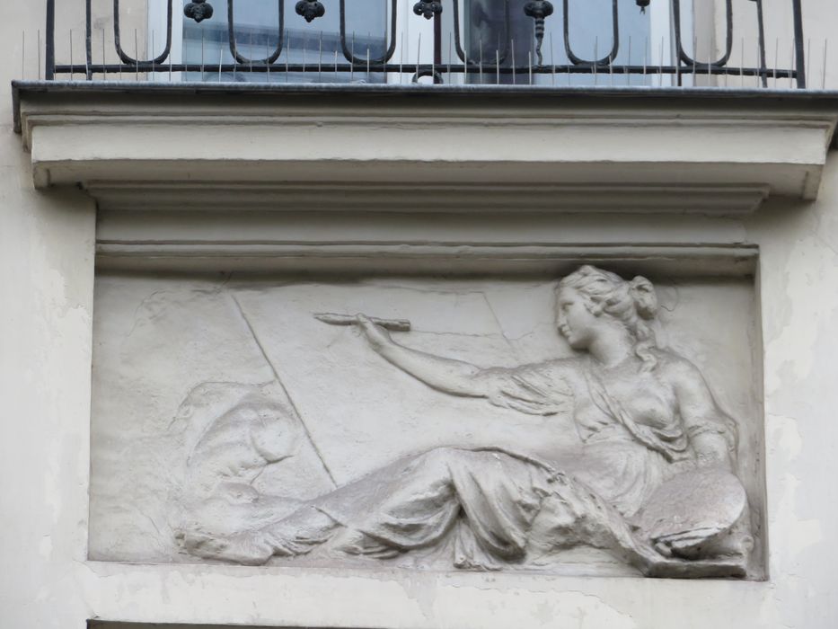 façade sur rue, détail d’un bas-relief : La peinture