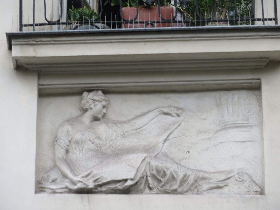 façade sur rue, détail d’un bas-relief : L’architecture