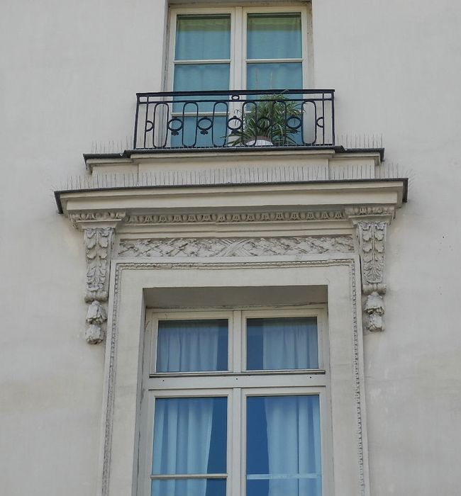 façade sur rue, travée centrale, détail de l’entablement de la fenêtre du 1er étage