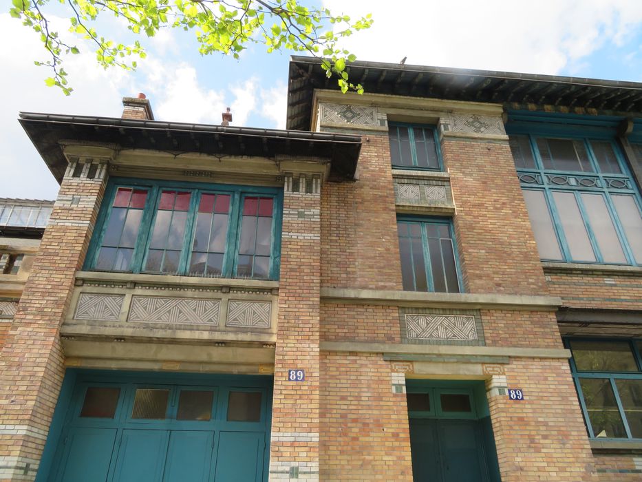 façade principale sur l'avenue Jean Jaurès, vue partielle