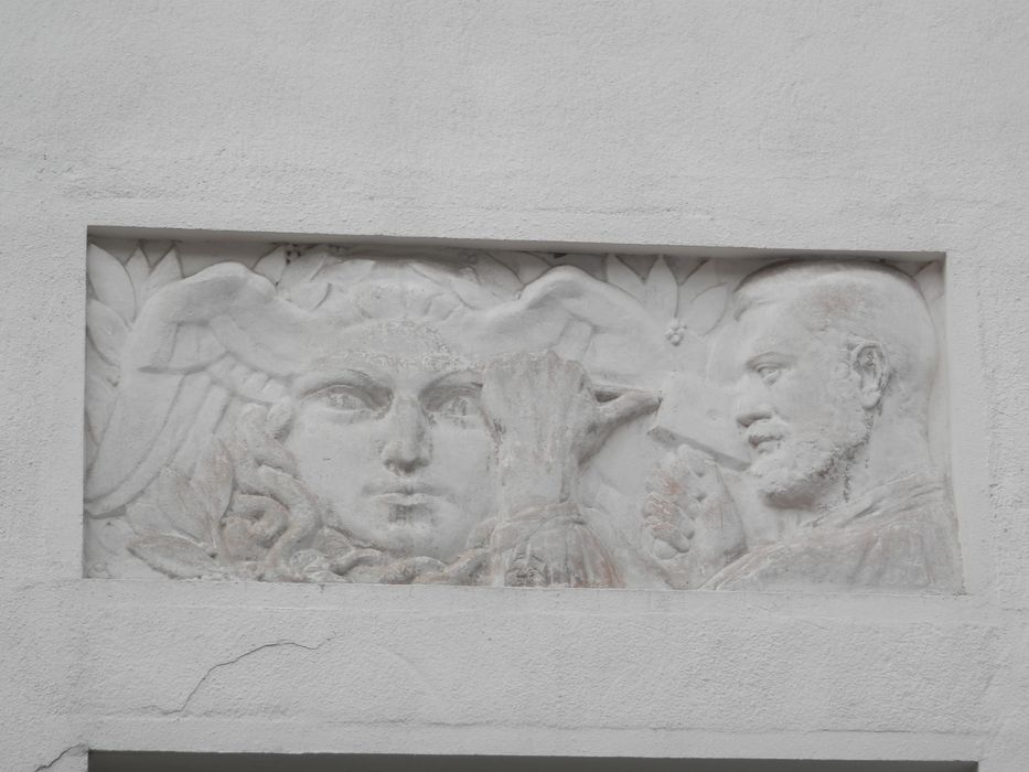 porte d’accès sur la rue Simon-Dereure, détail vue du bas-relief situé au-dessus de la porte d’accès : Sculpteur au travail (le)