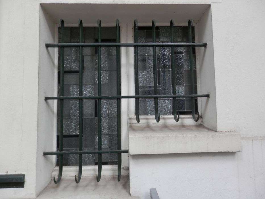 façade sur l’avenue Junot, détail des fenêtres situées au rez-de-chaussée à droite de la porte d’accès