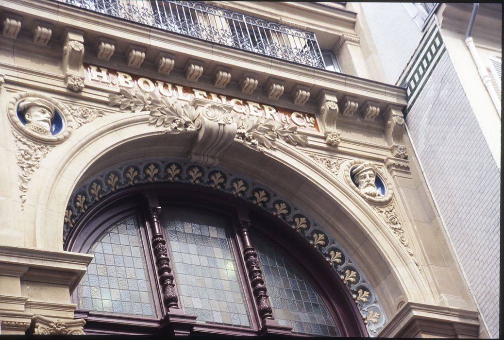 façade sur rue, détails décoratifs