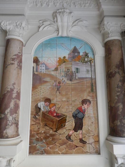 couloir d’accès aux anciens «  Bains Damrémont », tableau de faïence : Enfants jouant devant le Moulin de la Galette