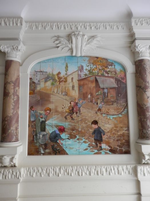 couloir d’accès aux anciens «  Bains Damrémont », tableau de faïence : Enfants jouant avec une fontaine